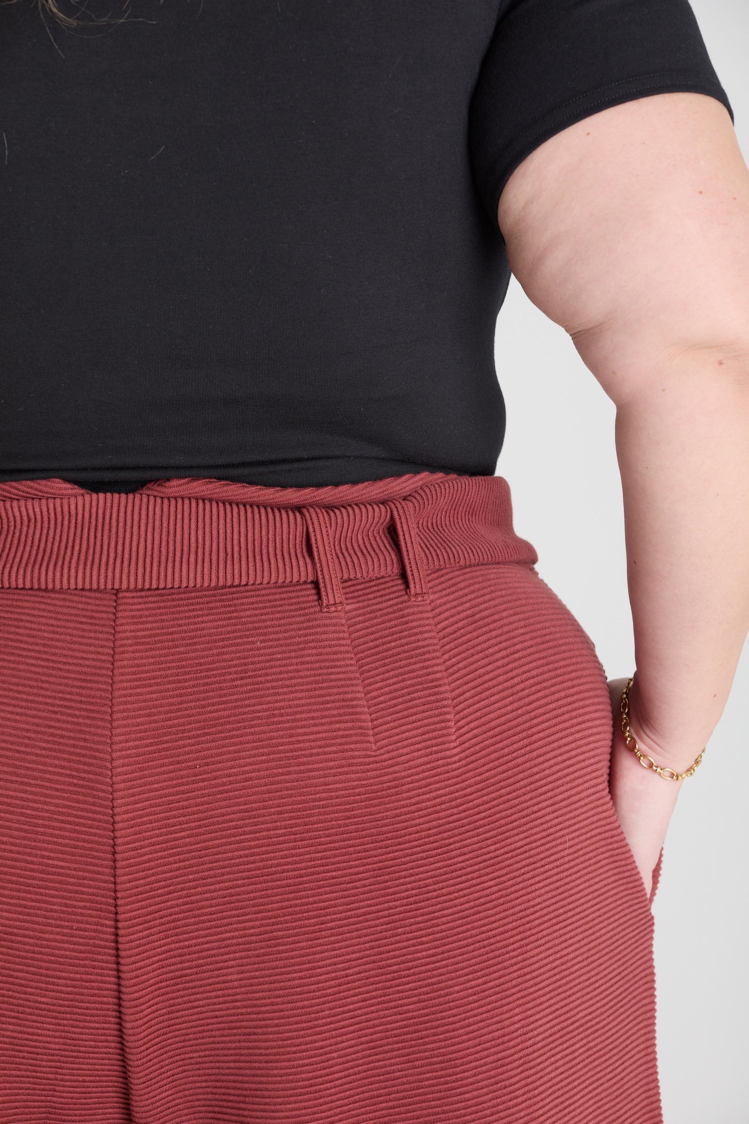 Osmanska vidbenta byxor med skärning - Cinnamon