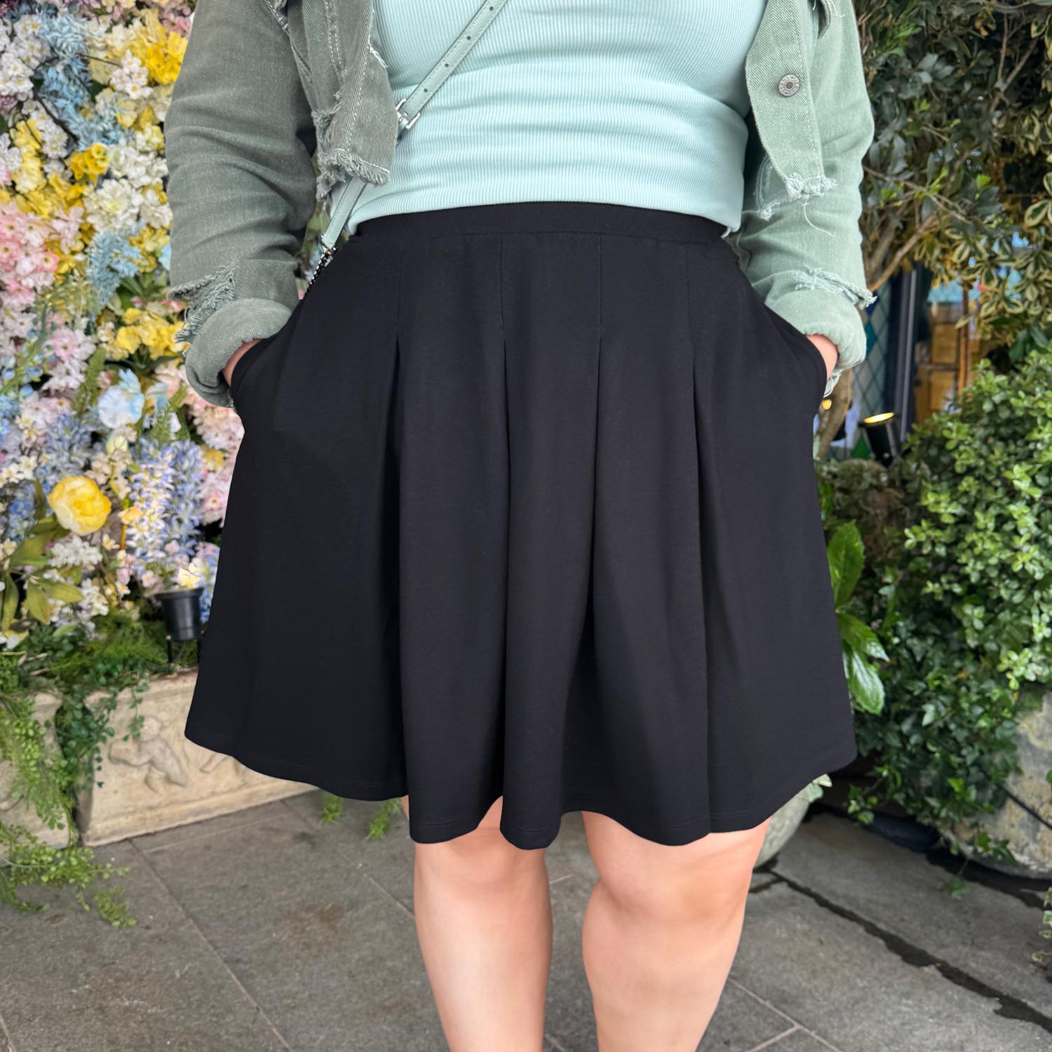 Blütenblatt-Faltenrock - Schwarz