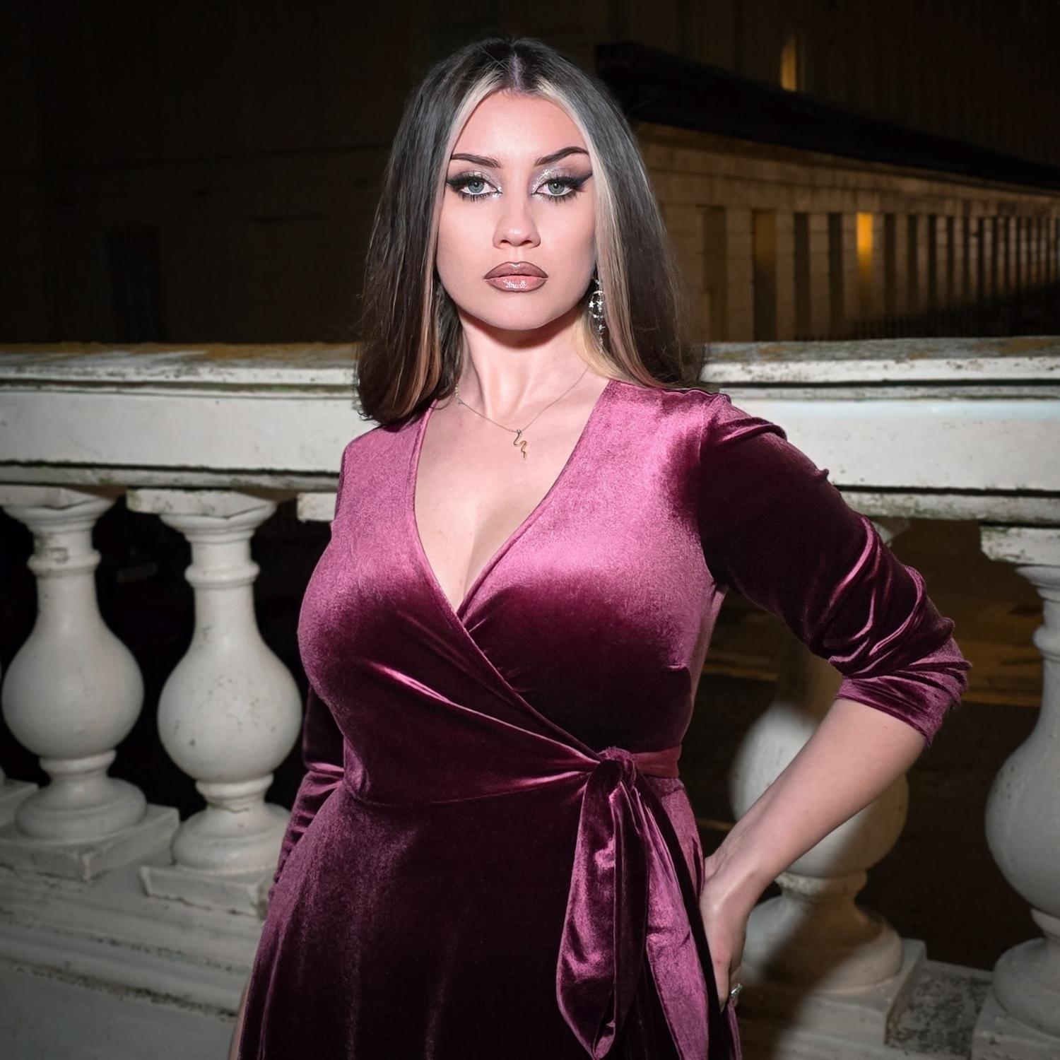 Samt-Wickelkleid – Kirschrot