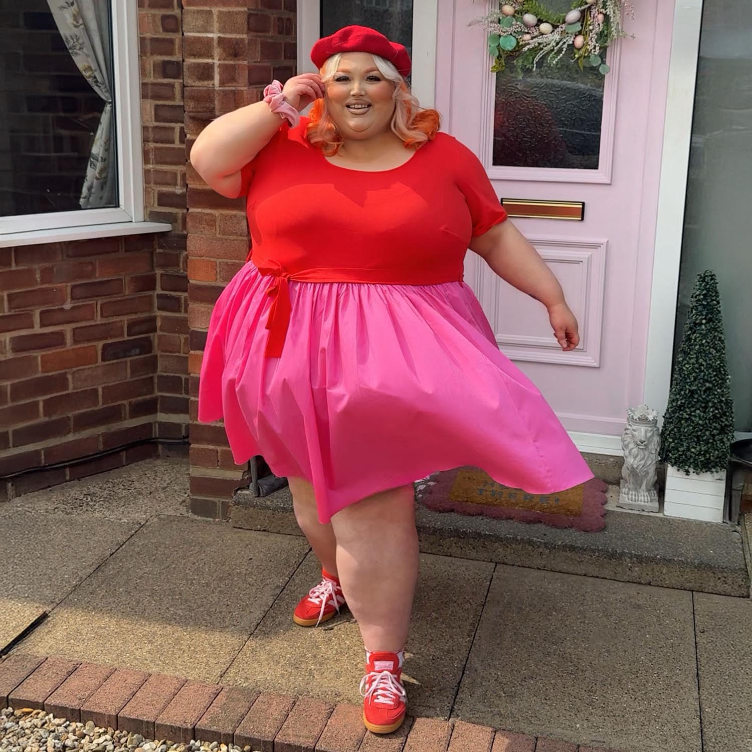 Courtney, 5ft 5in / 165cm - Größe I