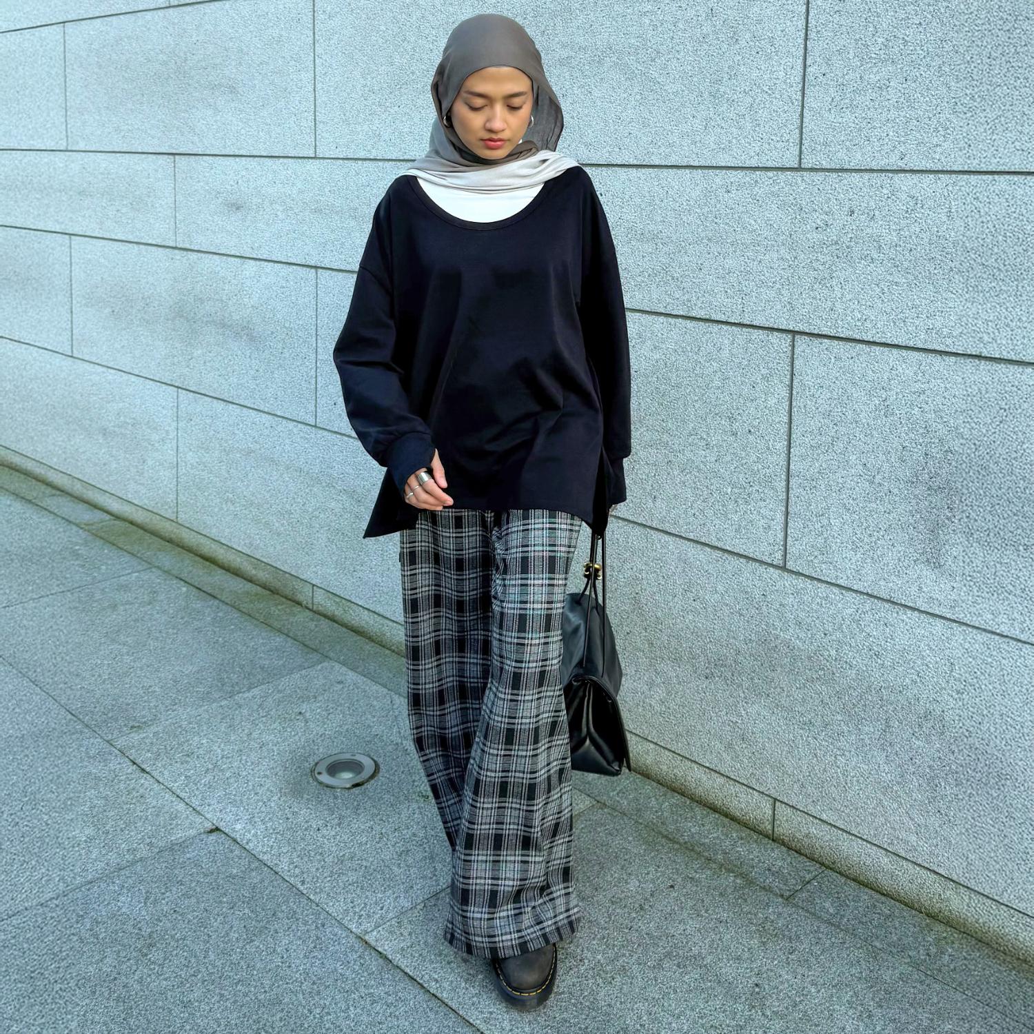 Langarmshirt aus Bio-Baumwolle mit U-Ausschnitt – Schwarz