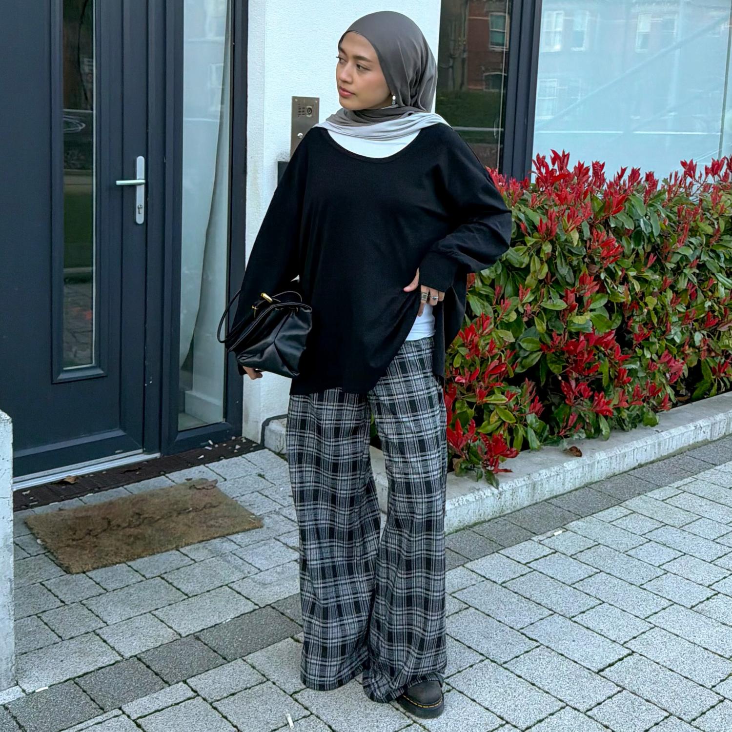 Langarmshirt aus Bio-Baumwolle mit U-Ausschnitt – Schwarz