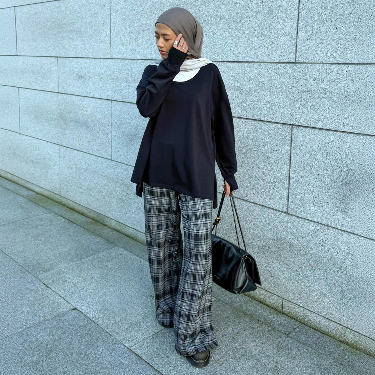 Langarmshirt aus Bio-Baumwolle mit U-Ausschnitt – Schwarz