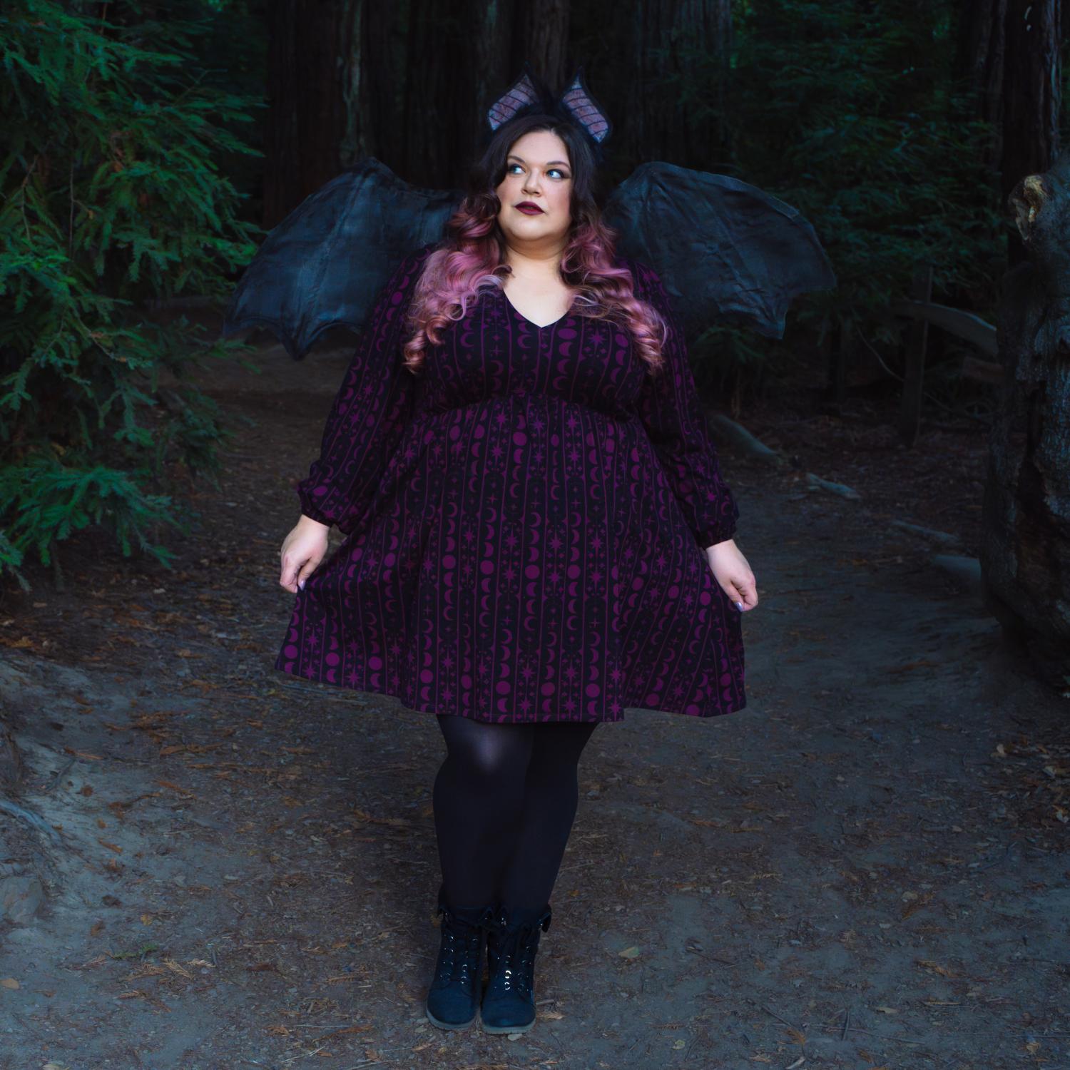 Bedrucktes Baumwoll-Babydoll-Kleid – Moon Stars Pinstripe – Cherry