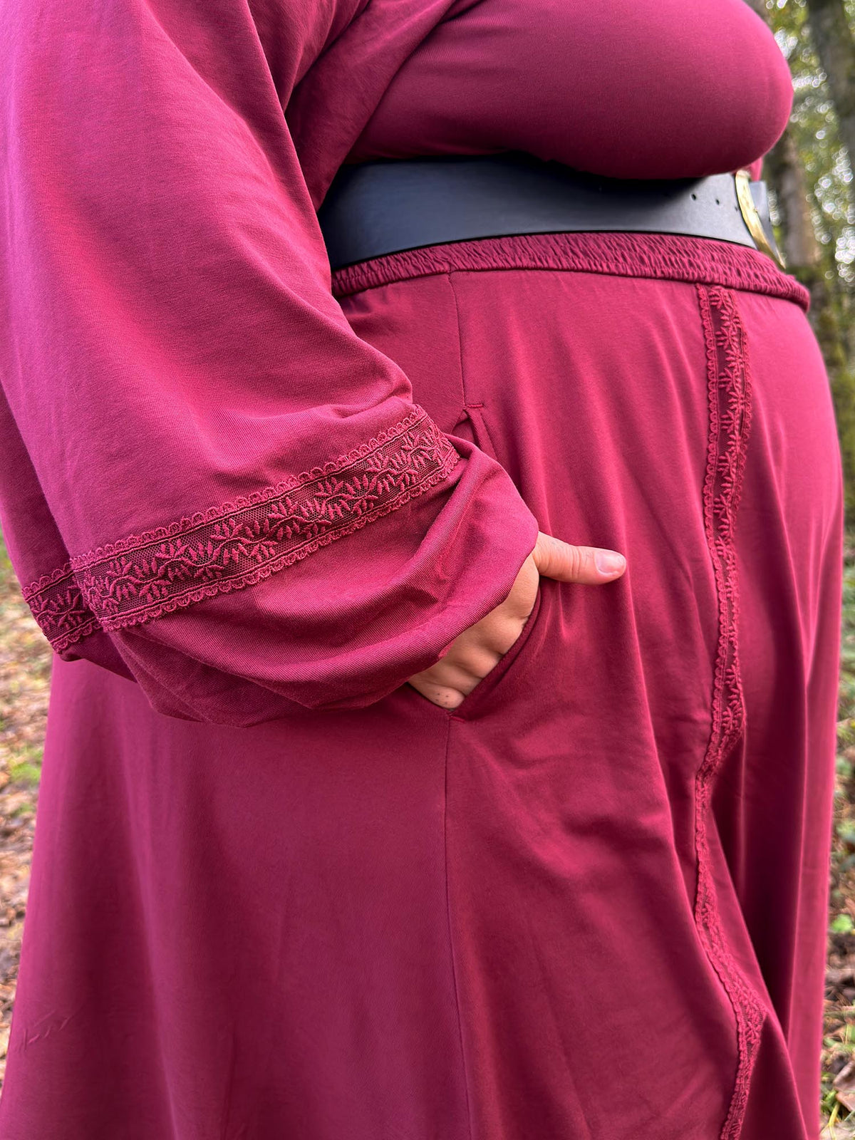 Skye Kleid mit Ballonärmeln und Spitzenbesatz - Burgundy