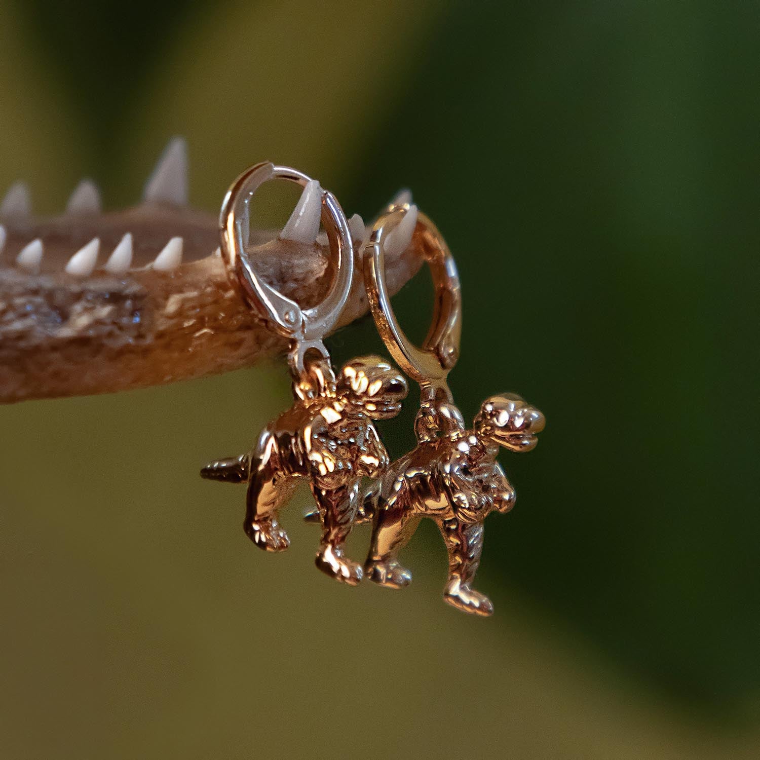 Kolczyki kółka z dinozaurem - złoto