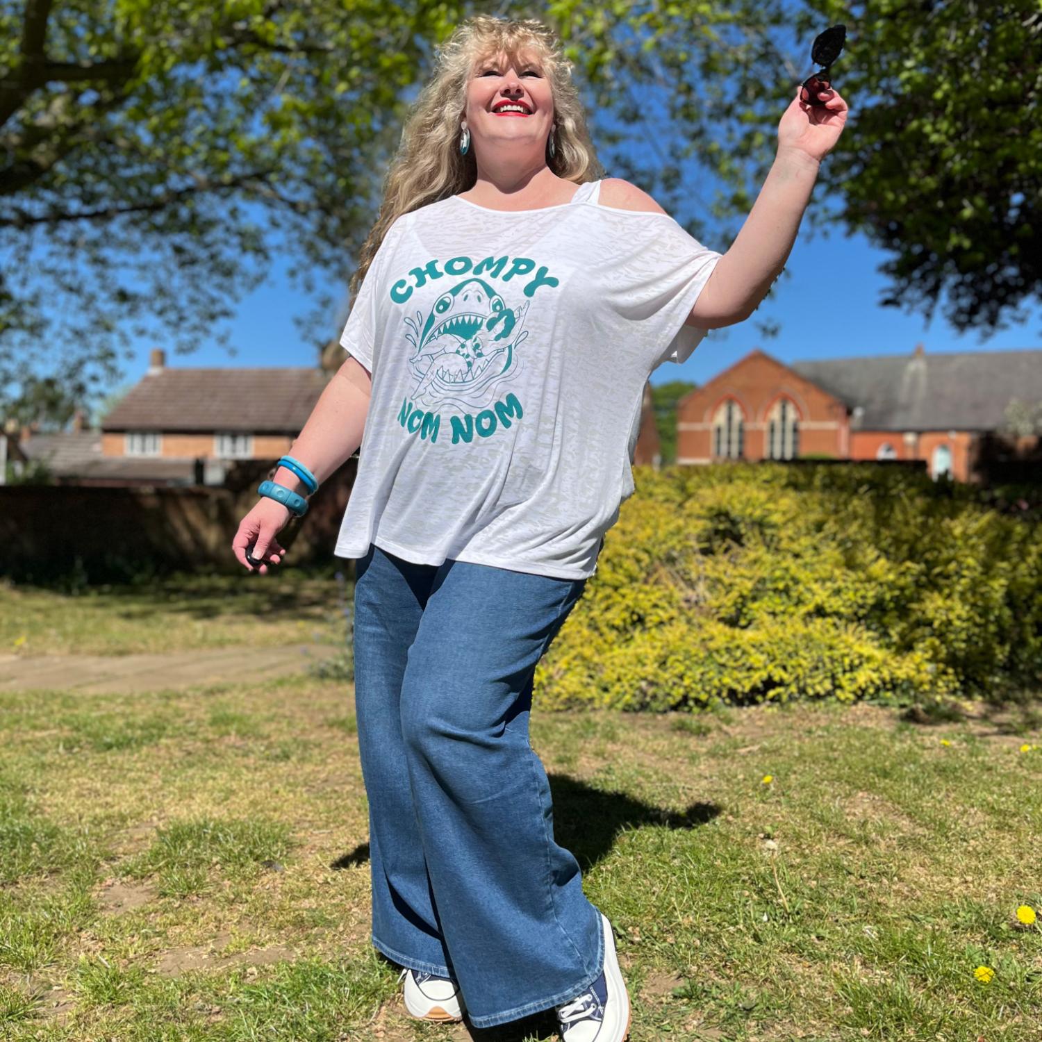 Debbie Off-Shoulder Tee – Mit Chompy Shark Print