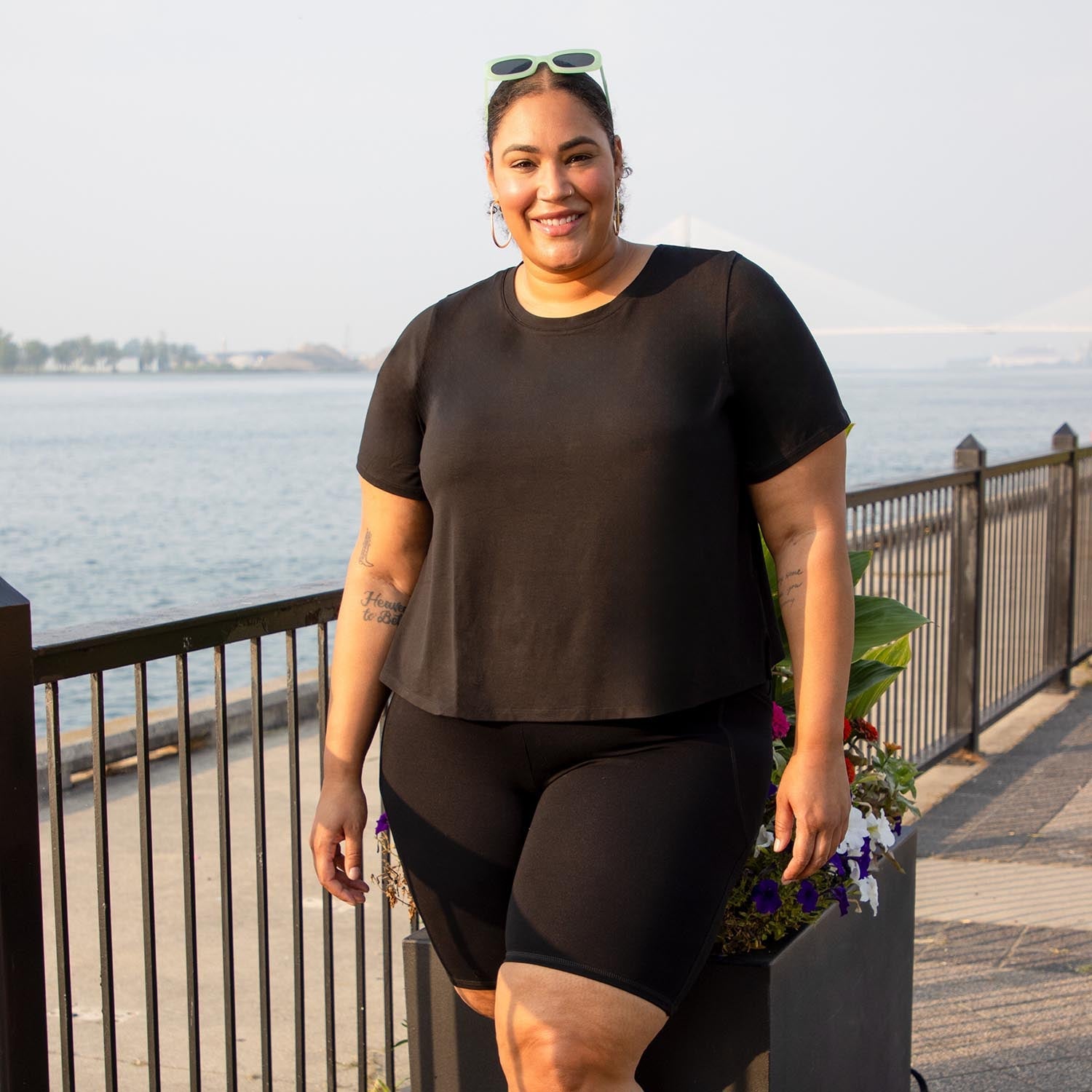 Schwarzes Viskose-T-Shirt mit Rundhals, klassischer hoher Ausschnitt und lockere Passform.