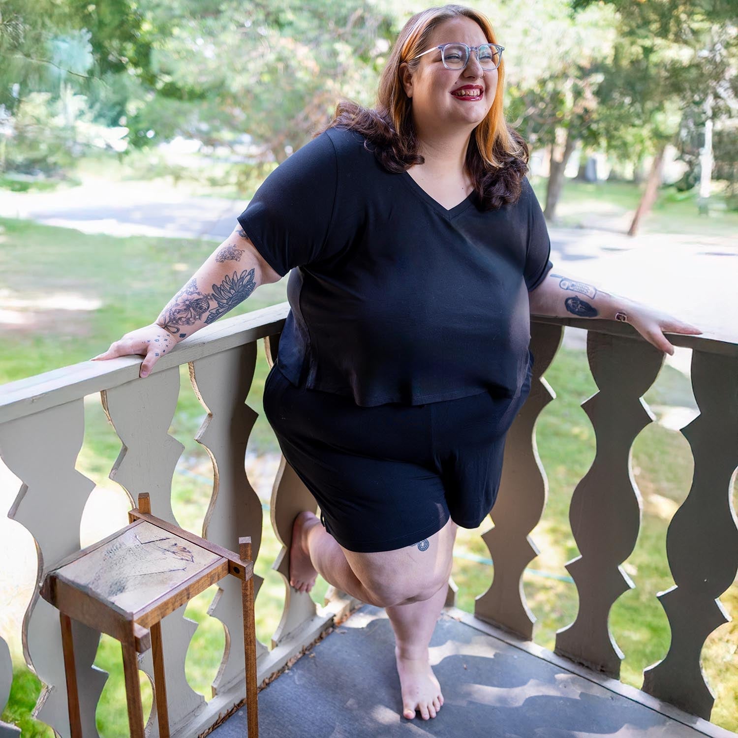 Viskose T-Shirt mit V-Ausschnitt - Schwarz