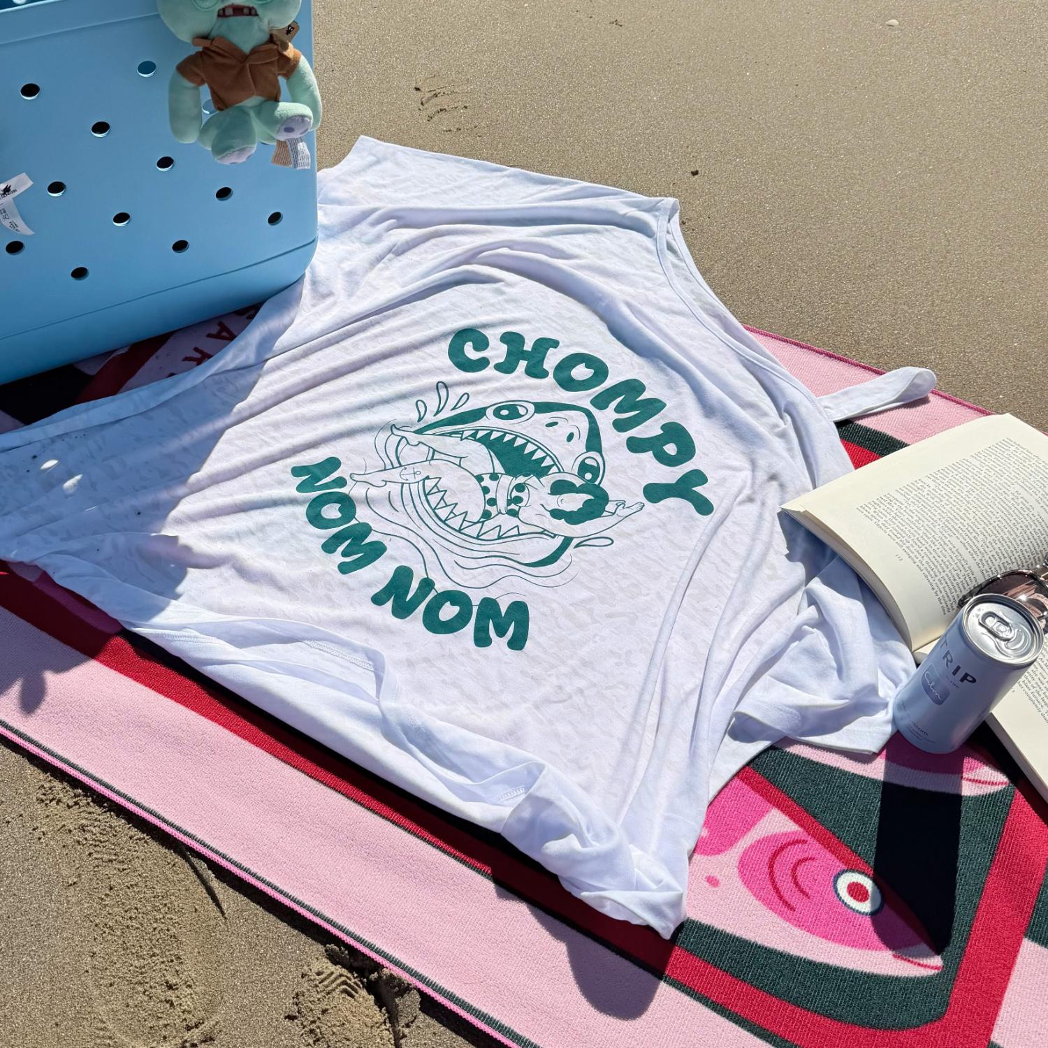 Debbie Off-Shoulder Tee – Mit Chompy Shark Print