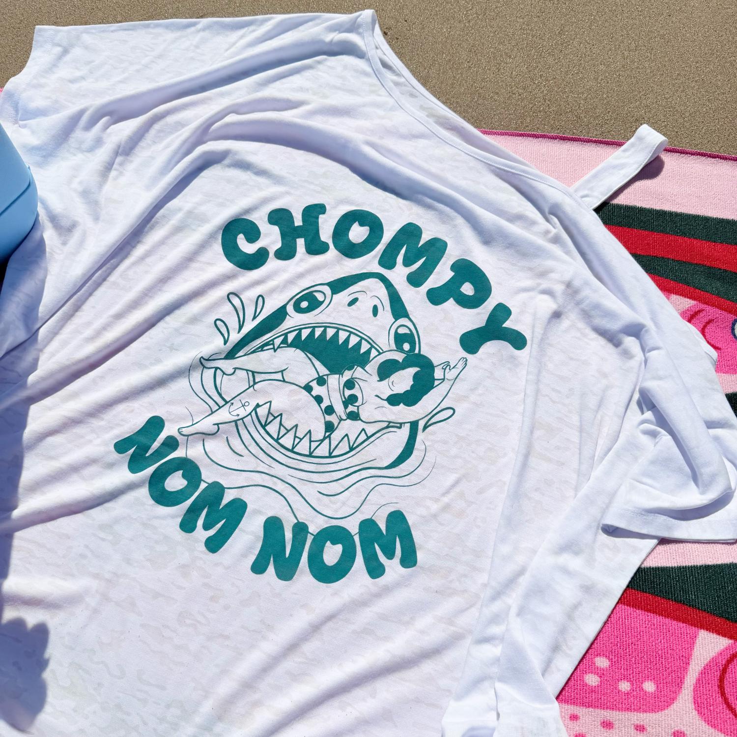 Debbie Off-Shoulder Tee – Mit Chompy Shark Print