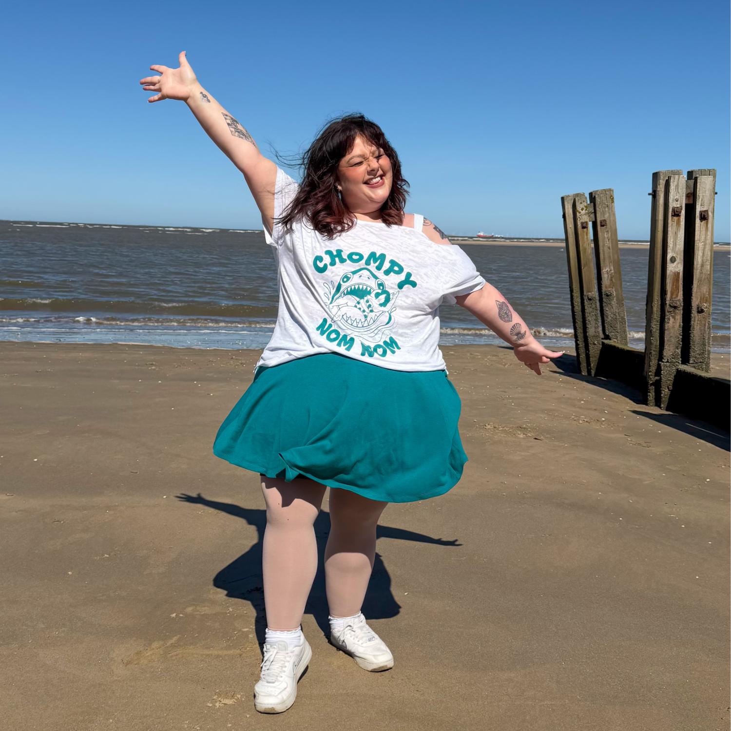 Debbie Off-Shoulder Tee – Mit Chompy Shark Print