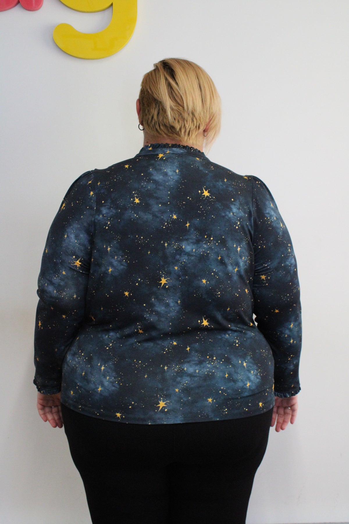 Tailliertes Viskose-Jersey-Hemd mit Knopfleiste - Nebula