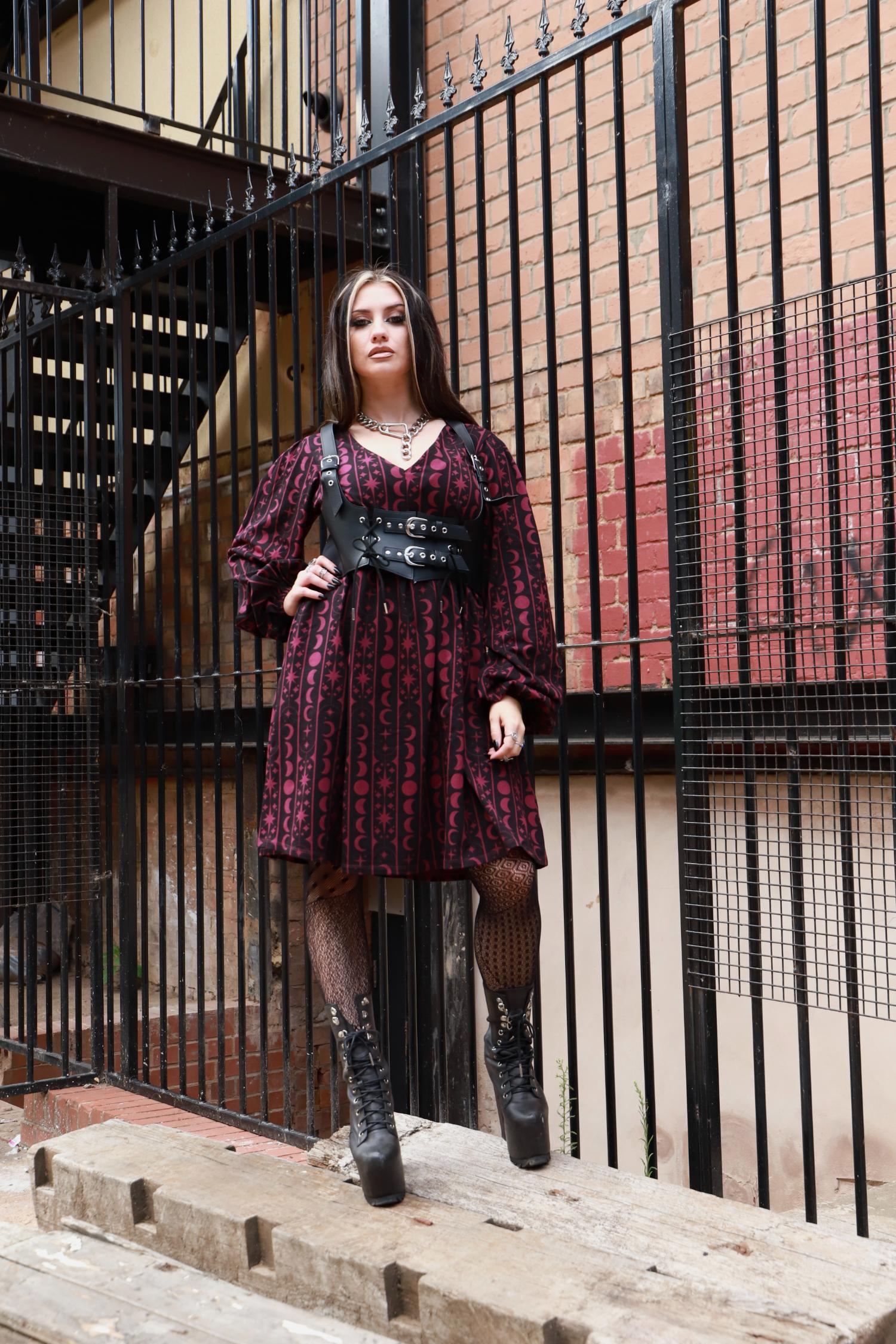 Bedrucktes Baumwoll-Babydoll-Kleid – Moon Stars Pinstripe – Cherry