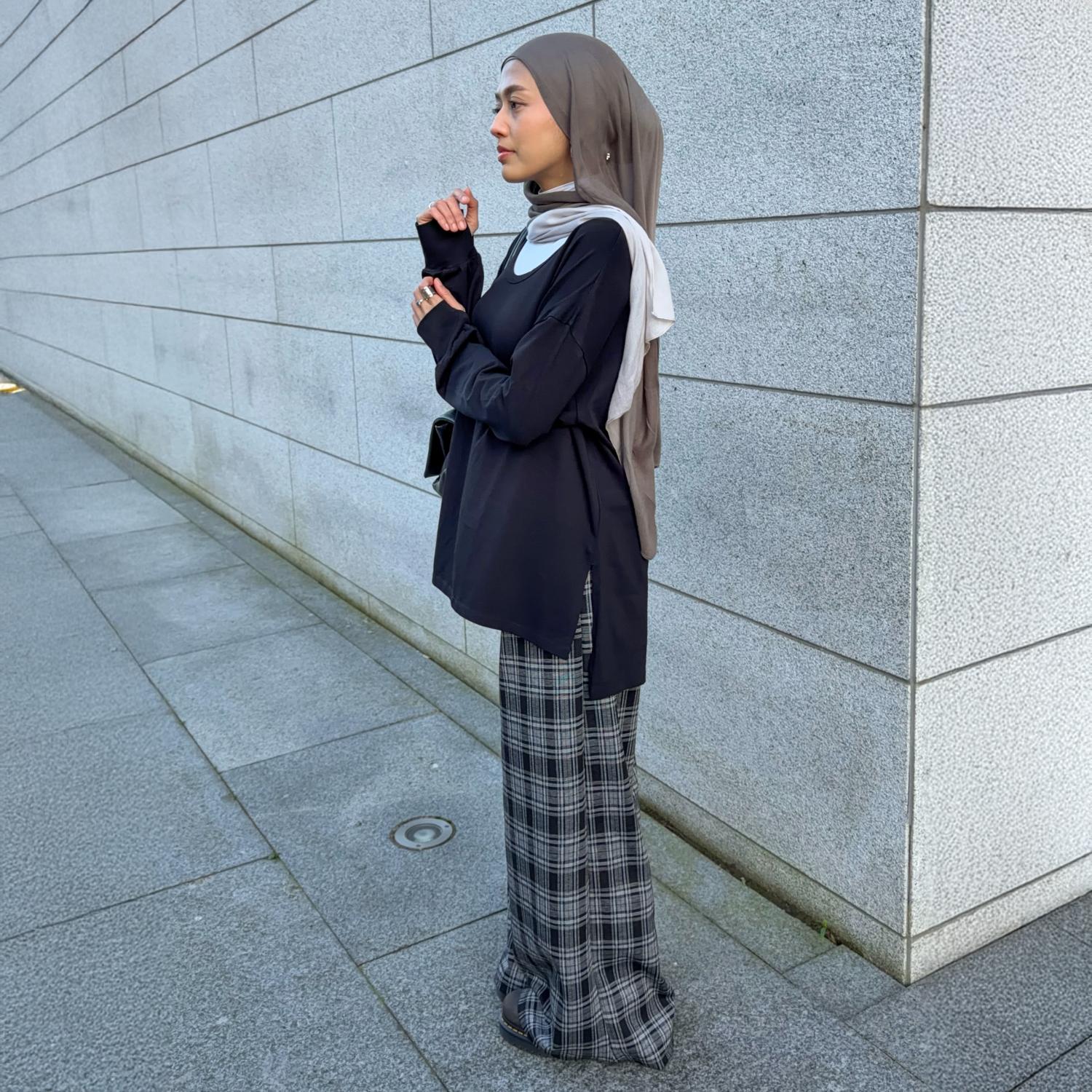 Langarmshirt aus Bio-Baumwolle mit U-Ausschnitt – Schwarz