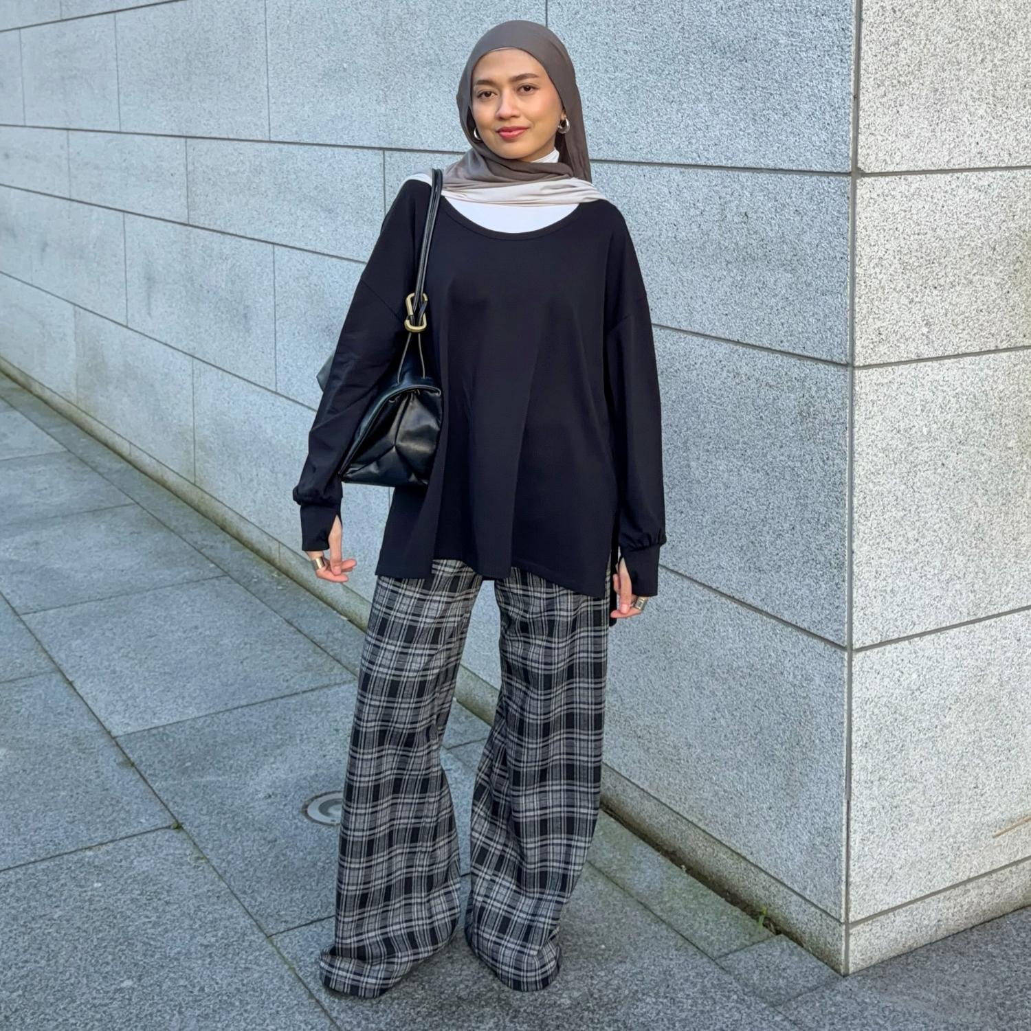 Langarmshirt aus Bio-Baumwolle mit U-Ausschnitt – Schwarz