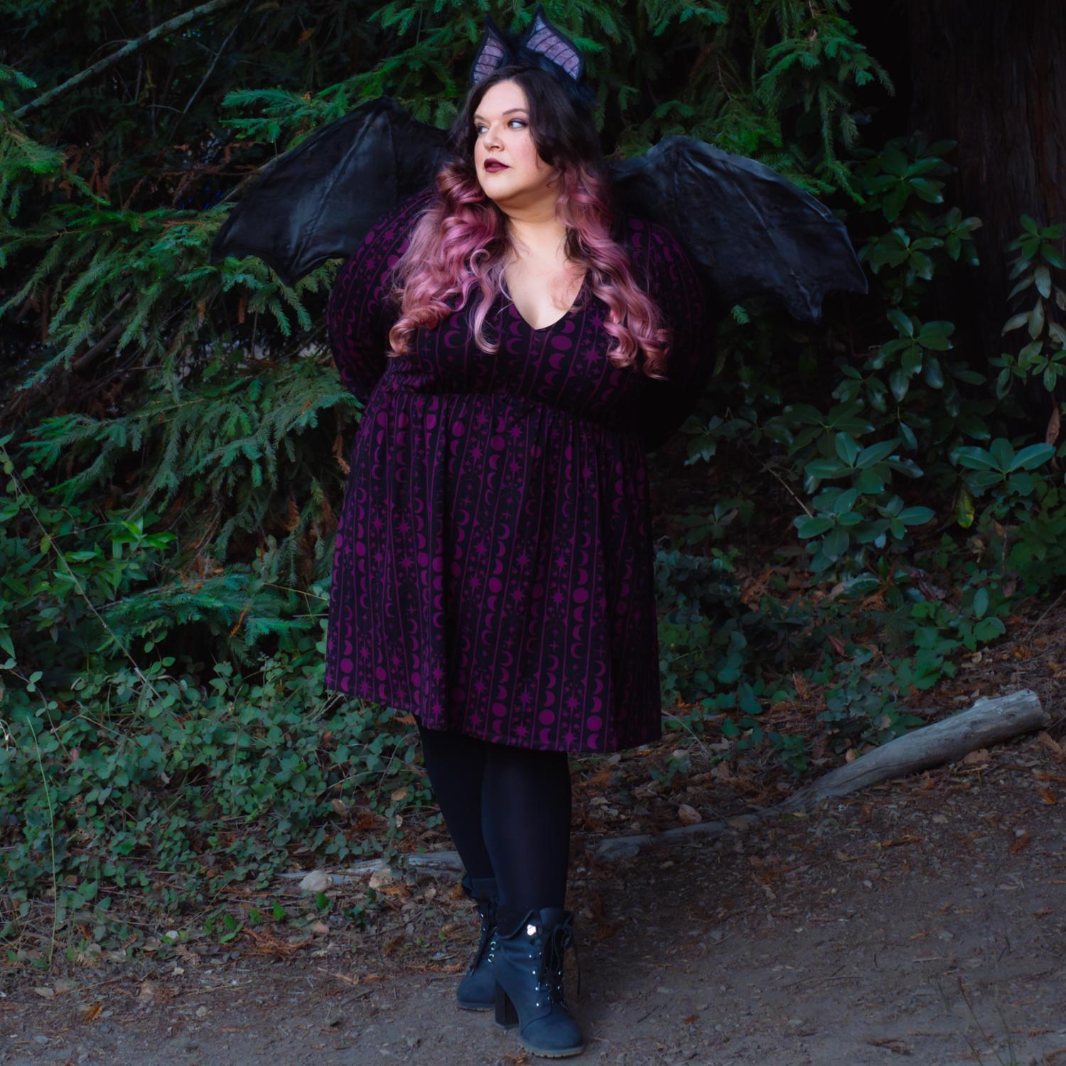Bedrucktes Baumwoll-Babydoll-Kleid – Moon Stars Pinstripe – Cherry