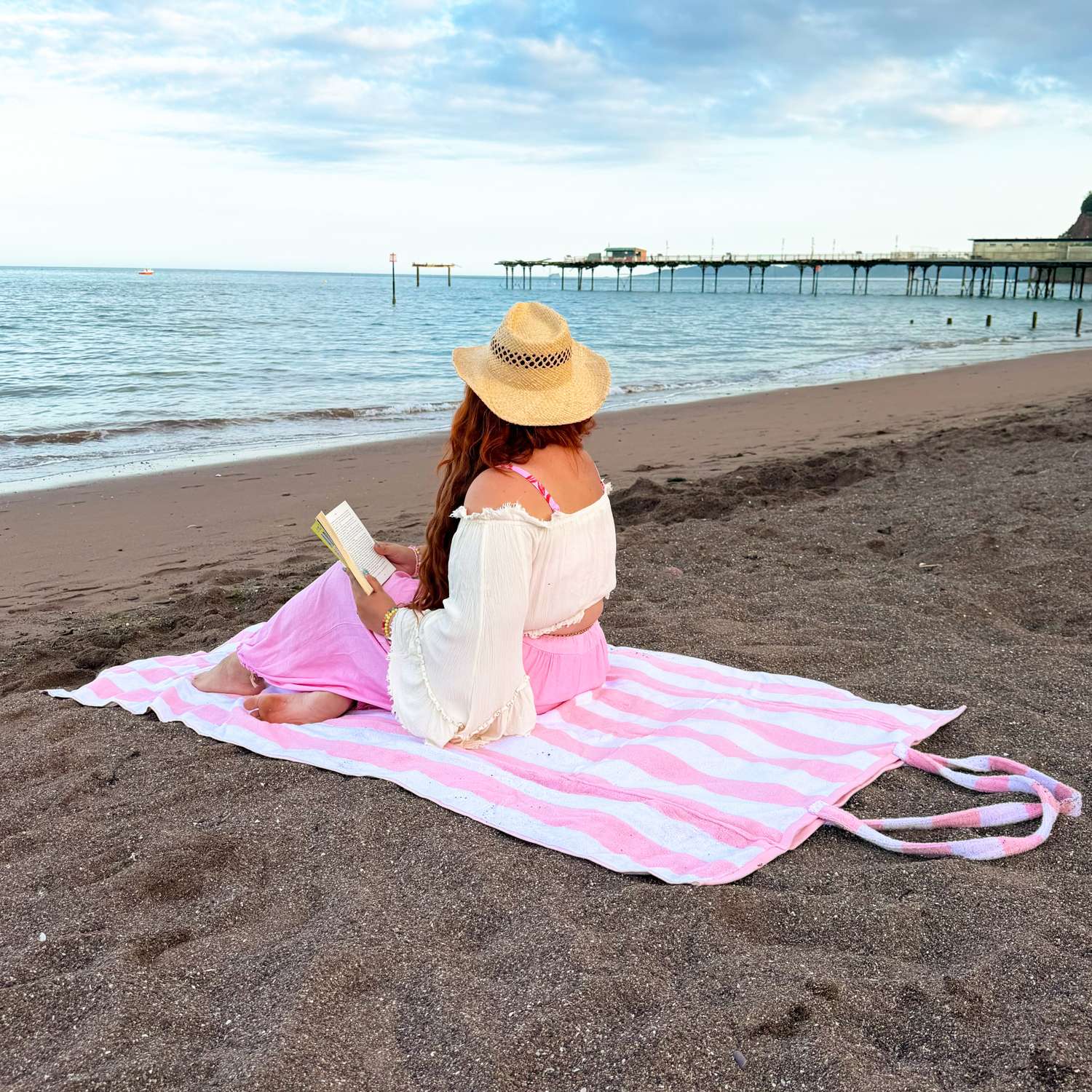 Big Softee 2-in-1 Strandtuch-Tasche – Pink/Weiß