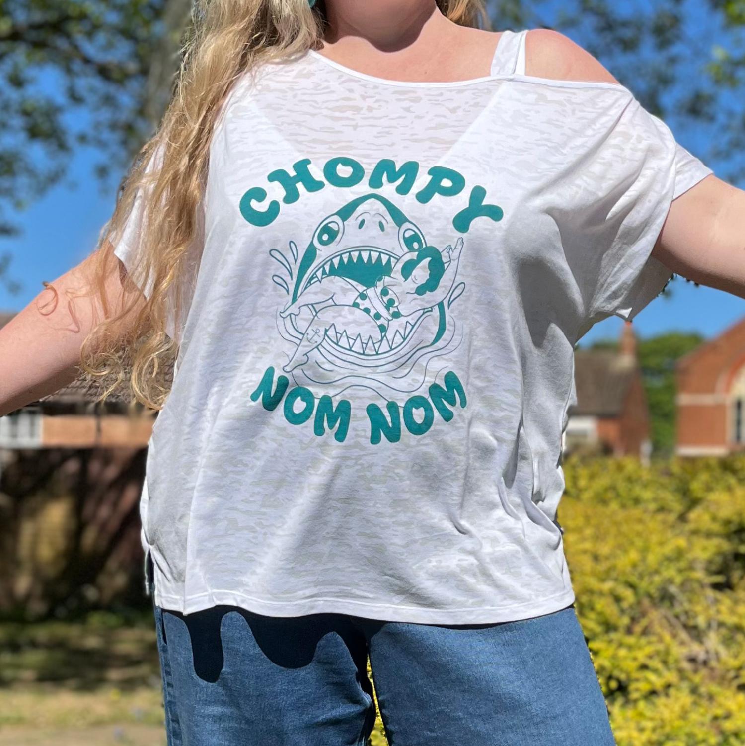 Debbie Off-Shoulder Tee – Mit Chompy Shark Print