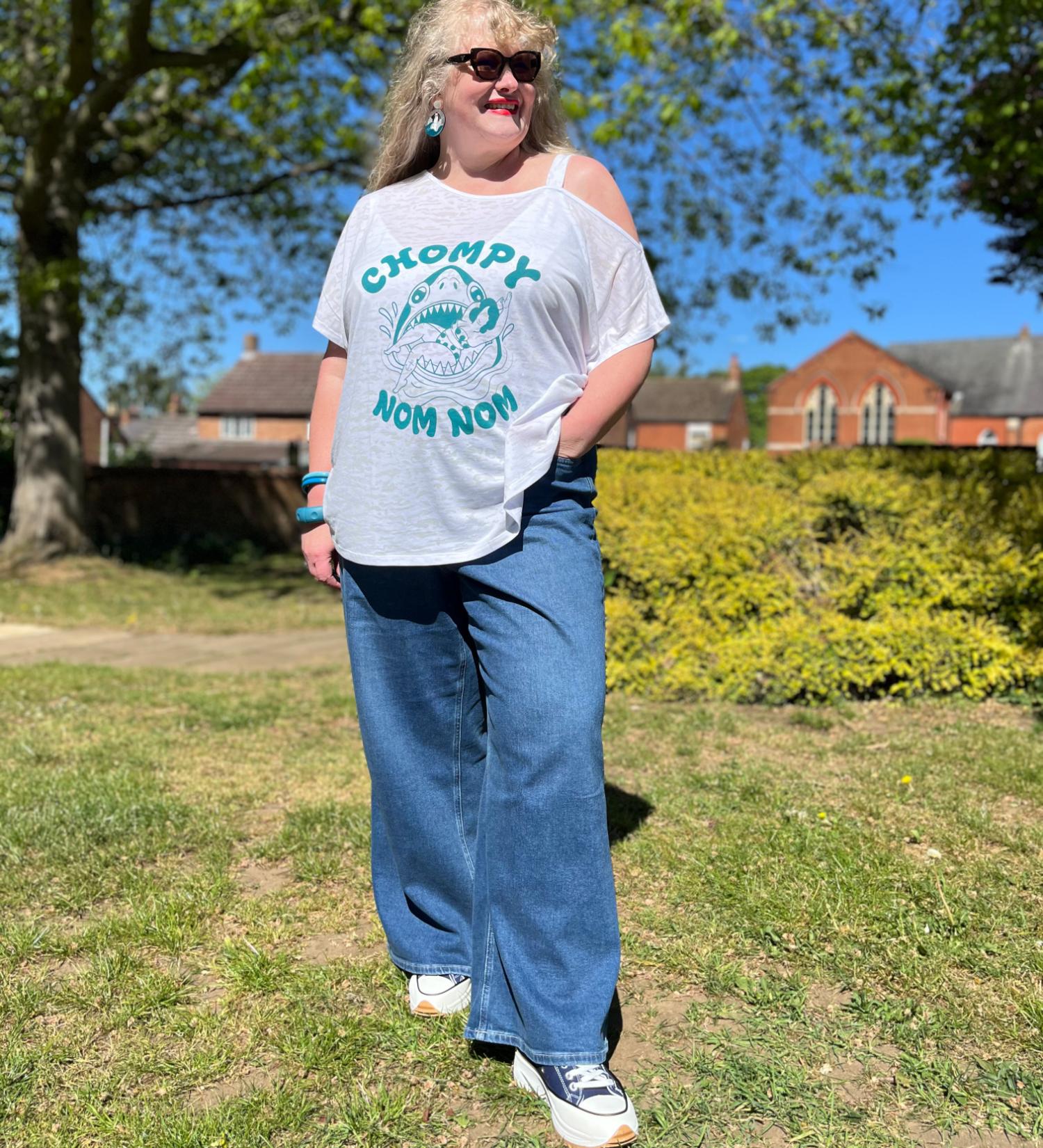 Debbie Off-Shoulder Tee – Mit Chompy Shark Print