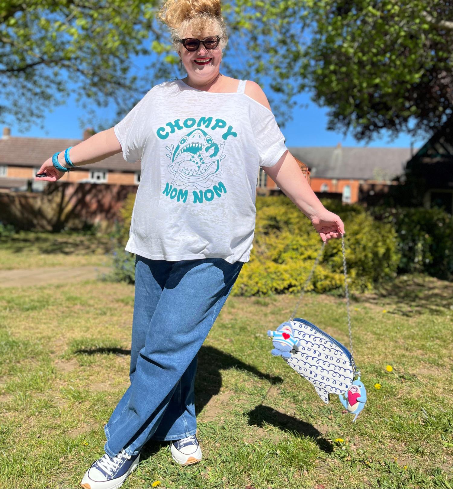 Debbie Off-Shoulder Tee – Mit Chompy Shark Print