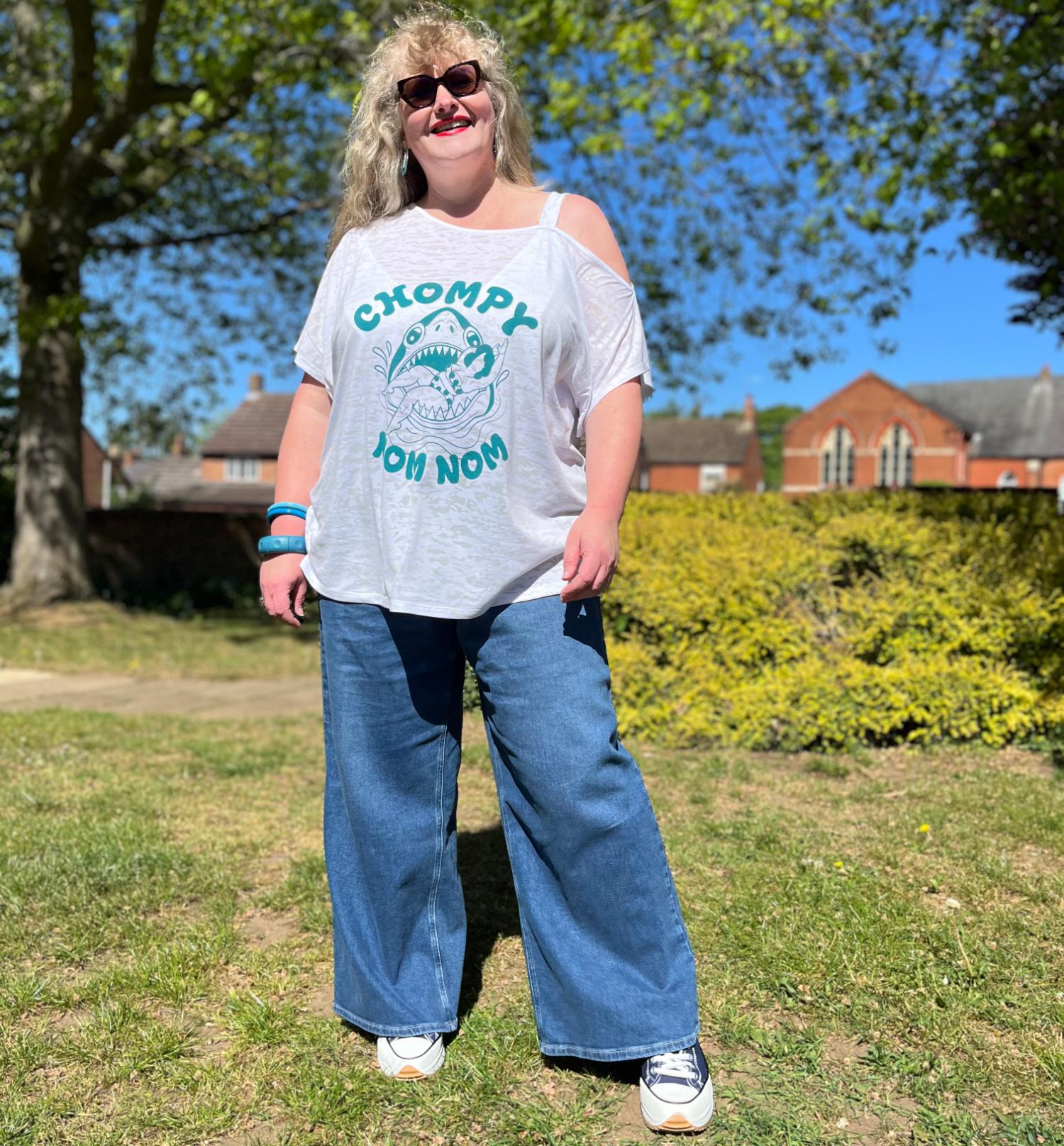Debbie Off-Shoulder Tee – Mit Chompy Shark Print