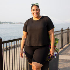 Schwarzes Viskose-T-Shirt mit Rundhals, klassischer hoher Ausschnitt und lockere Passform.