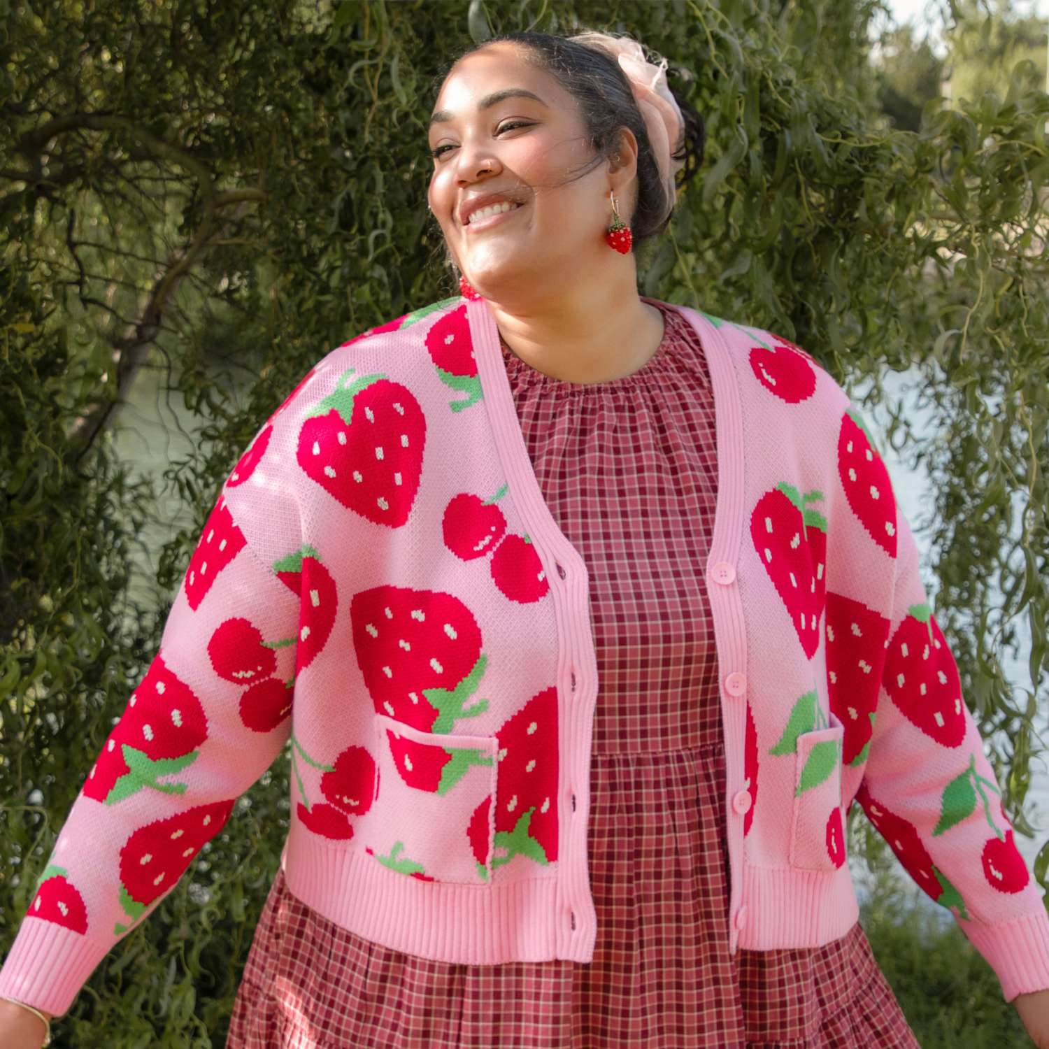 Baumwollreiche Strickjacke – Erdbeere