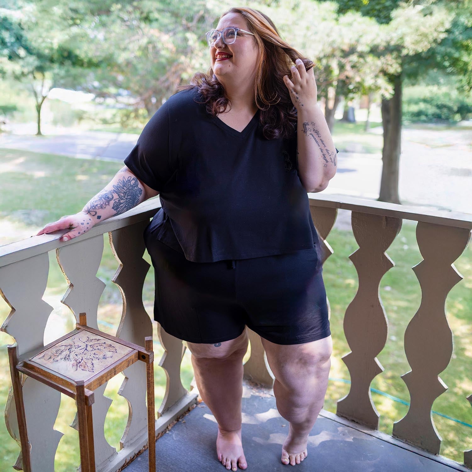 Viskose T-Shirt mit V-Ausschnitt - Schwarz