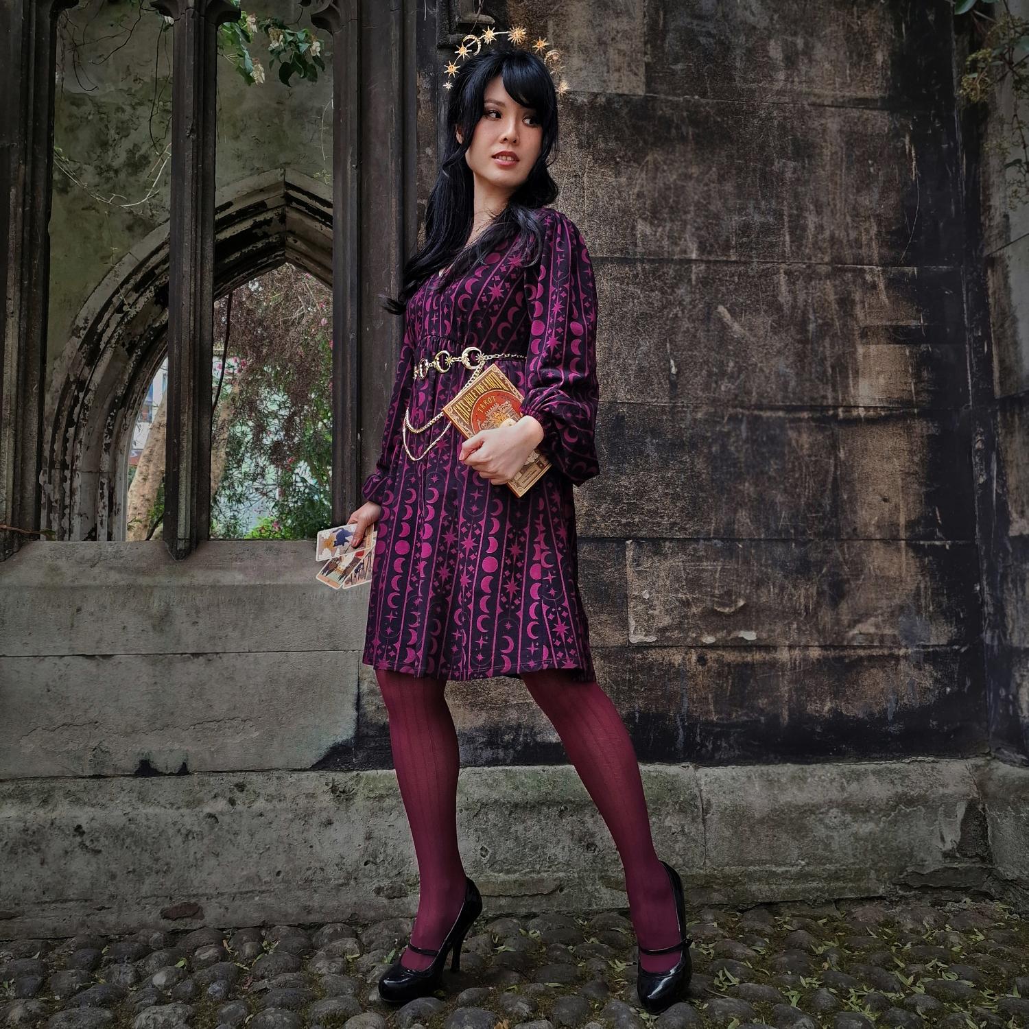Bedrucktes Baumwoll-Babydoll-Kleid – Moon Stars Pinstripe – Cherry