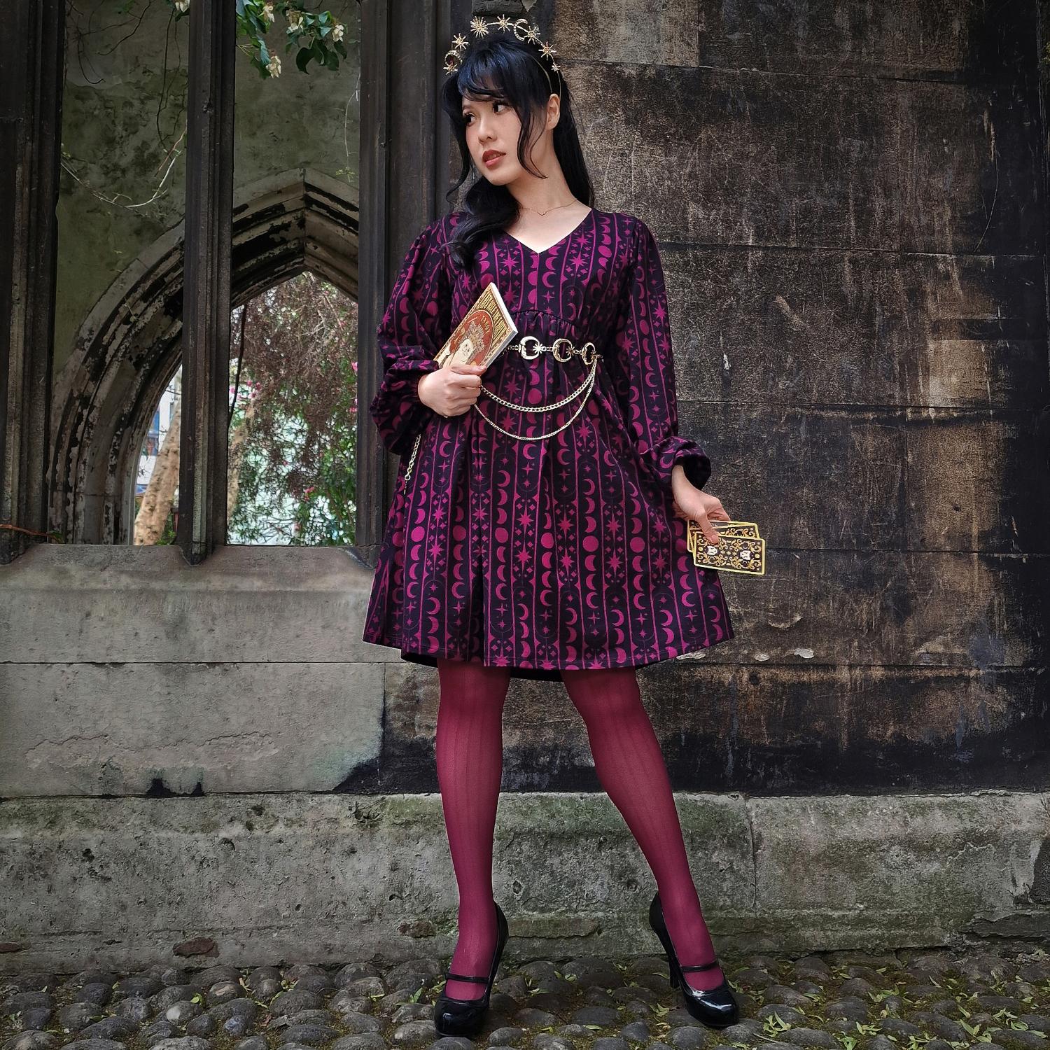Bedrucktes Baumwoll-Babydoll-Kleid – Moon Stars Pinstripe – Cherry
