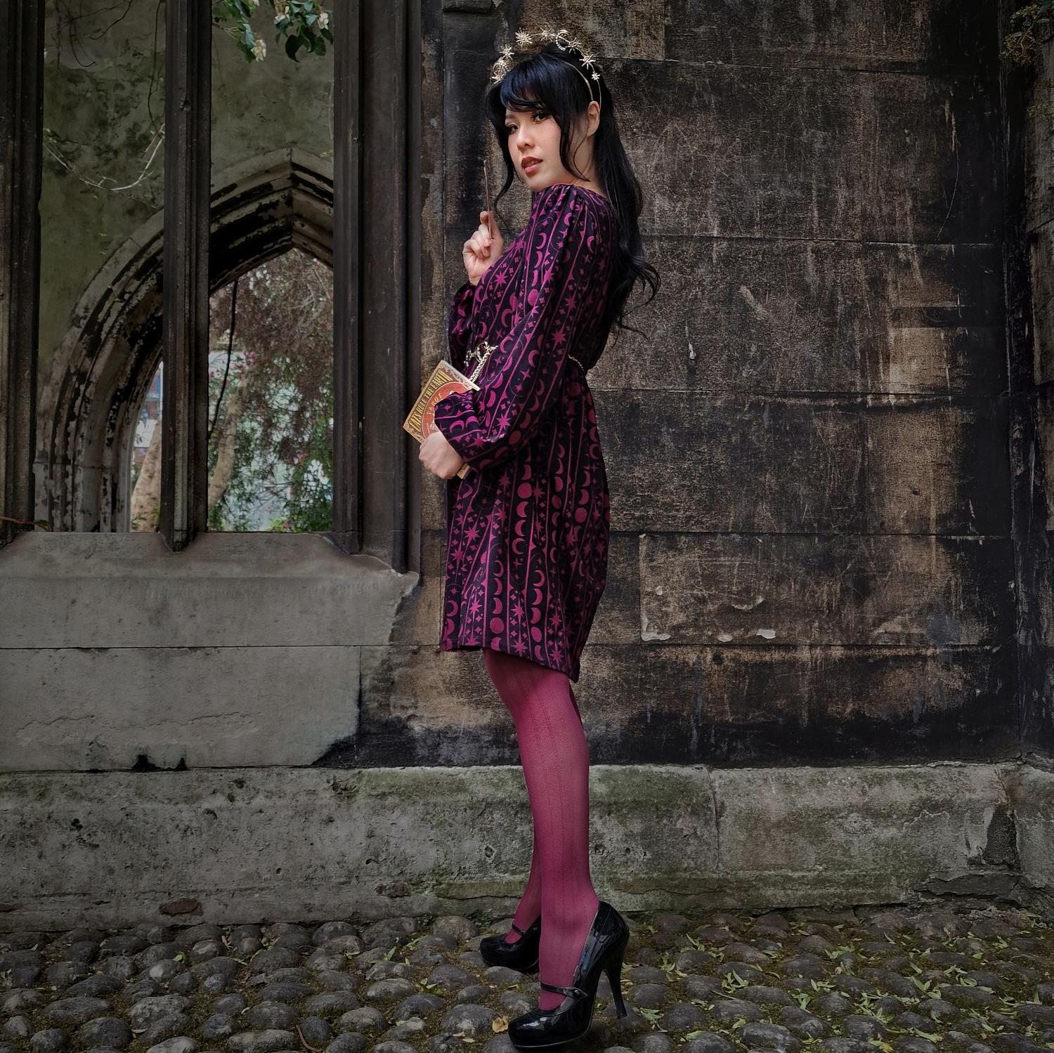 Bedrucktes Baumwoll-Babydoll-Kleid – Moon Stars Pinstripe – Cherry