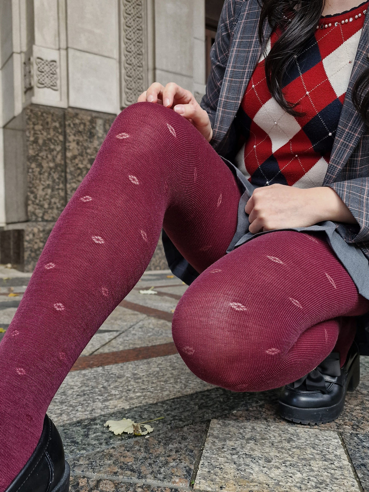 Woll-Spitzenstrumpfhose – Ditsy Diamond – Kirschrot