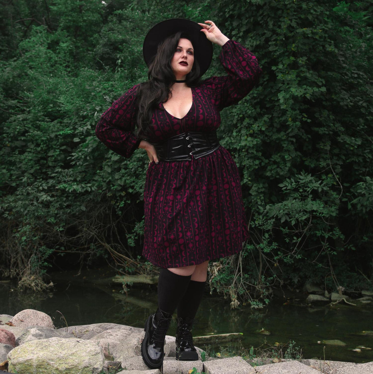 Bedrucktes Baumwoll-Babydoll-Kleid – Moon Stars Pinstripe – Cherry