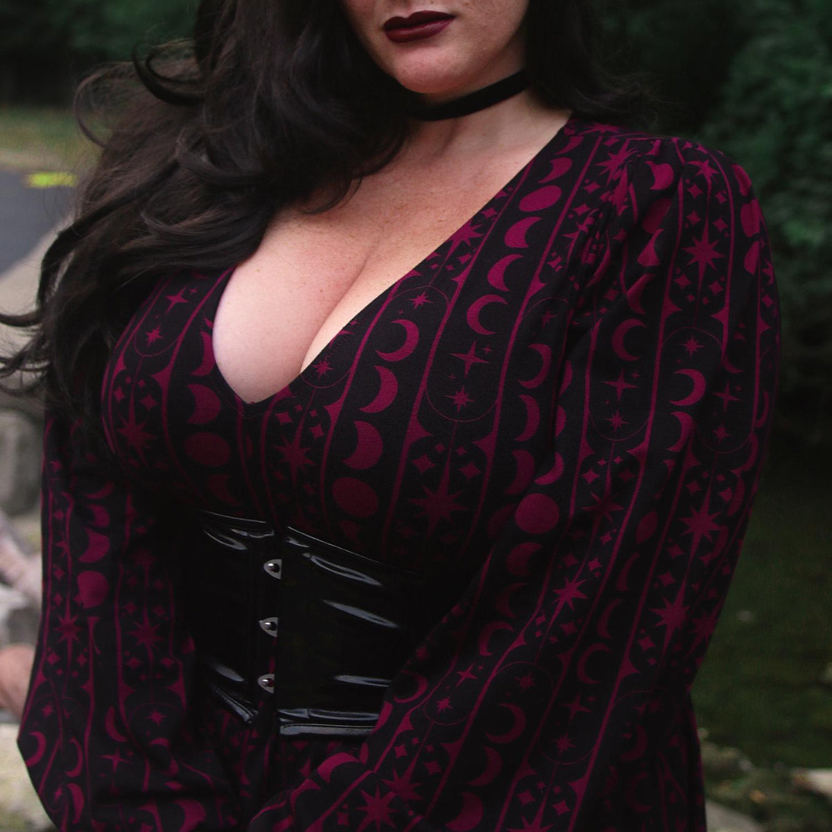 Bedrucktes Baumwoll-Babydoll-Kleid – Moon Stars Pinstripe – Cherry