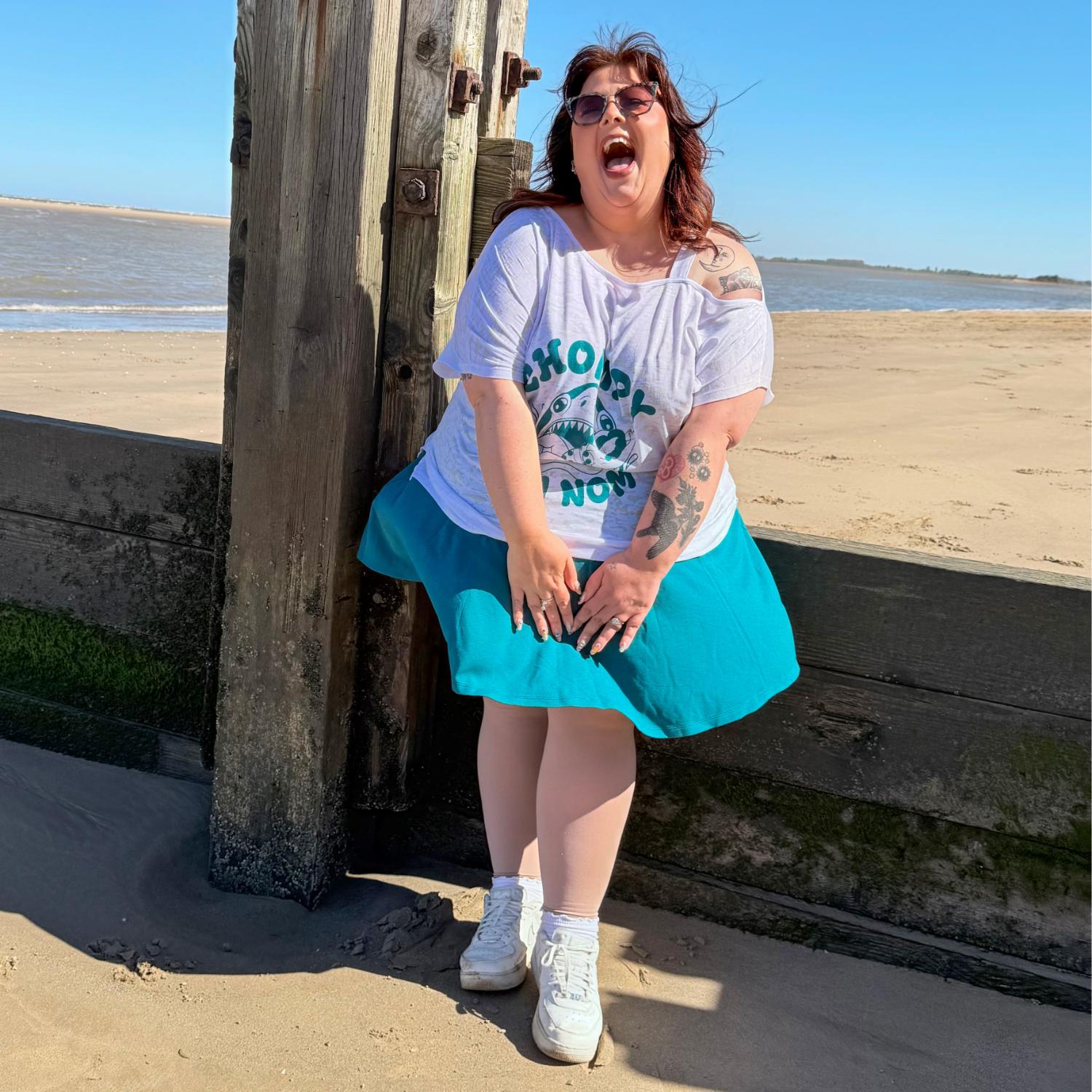 Debbie Off-Shoulder Tee – Mit Chompy Shark Print