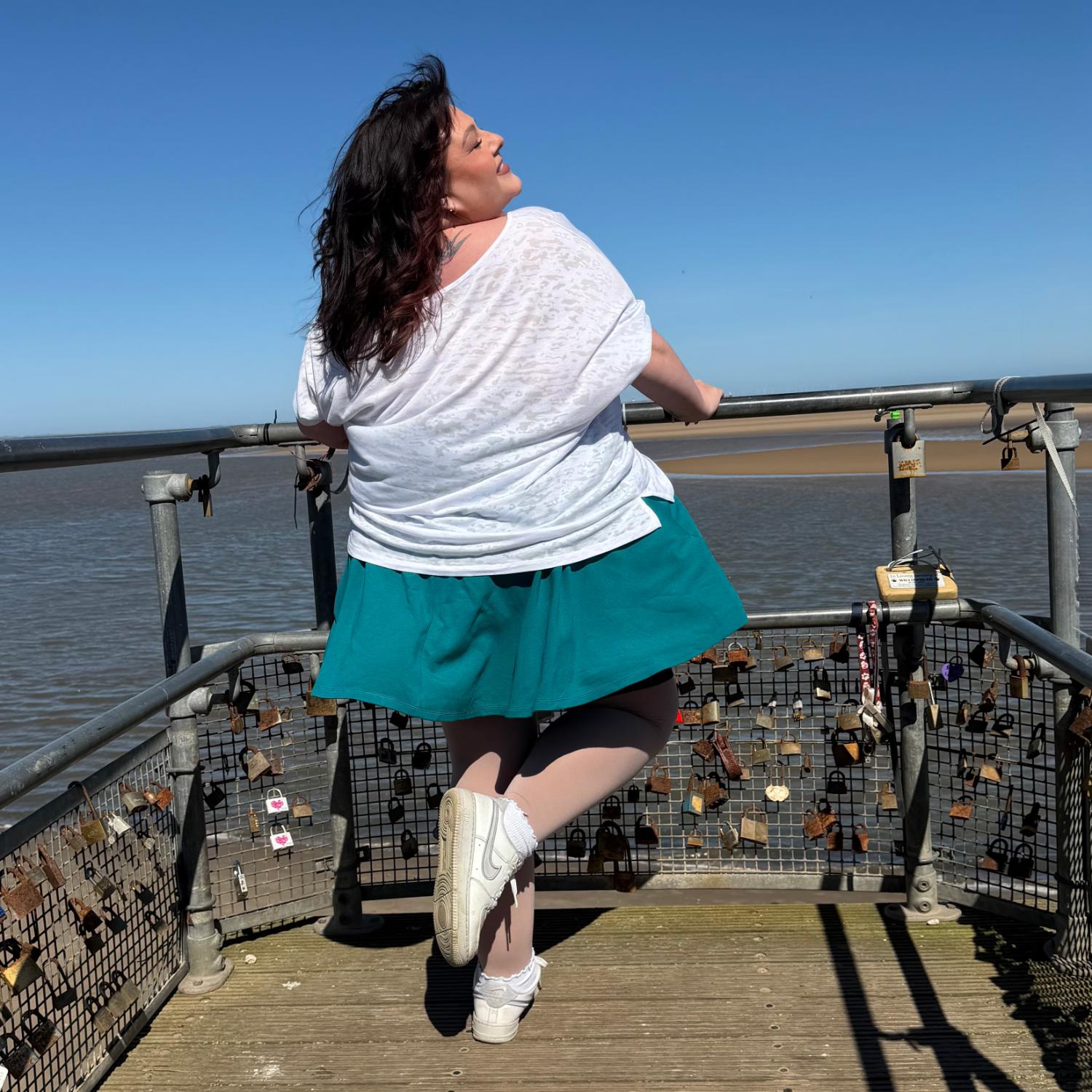 Debbie Off-Shoulder Tee – Mit Chompy Shark Print