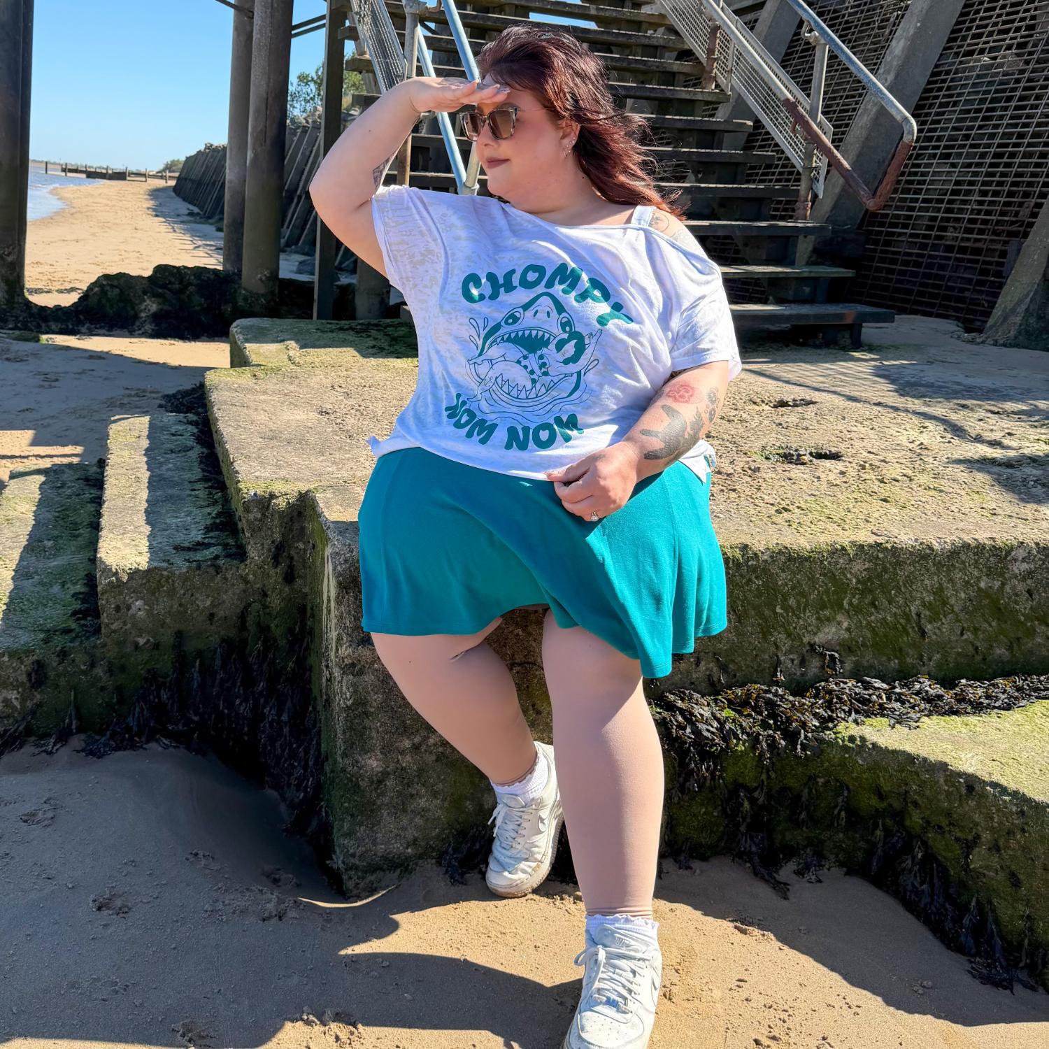Debbie Off-Shoulder Tee – Mit Chompy Shark Print